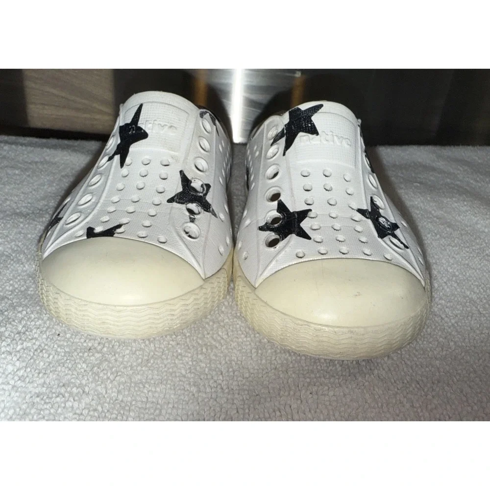 Native Kids Size 5 Slip On Shoes‎ White With Blue Stars
